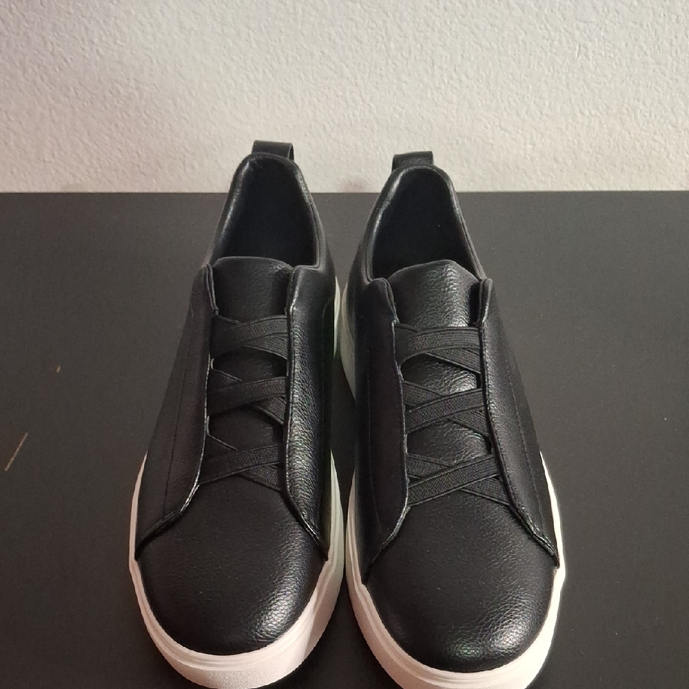 Sleek Black Men's Sneakers
